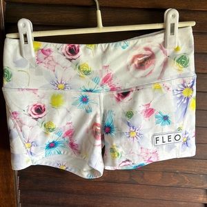 Fleo shorts - size small